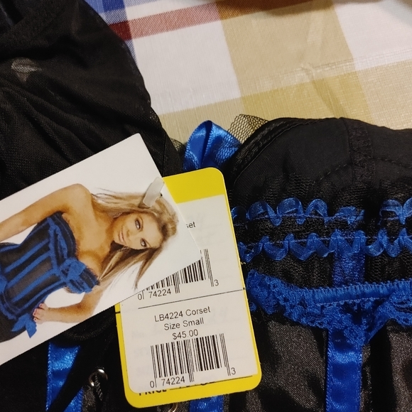 Corset - Picture 3 of 3